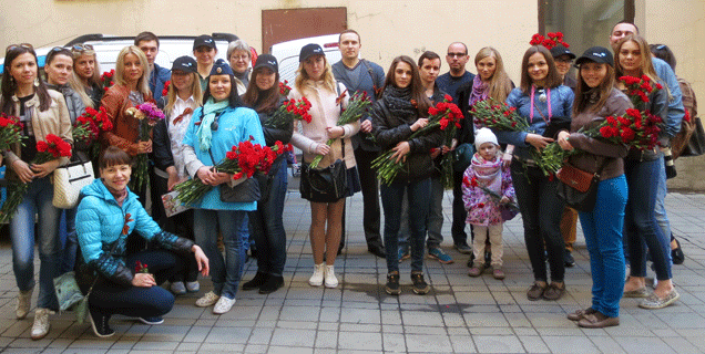 Сотрудники "Дельта-Санкт-Петербург" поздравили ветеранов с Днем Победы